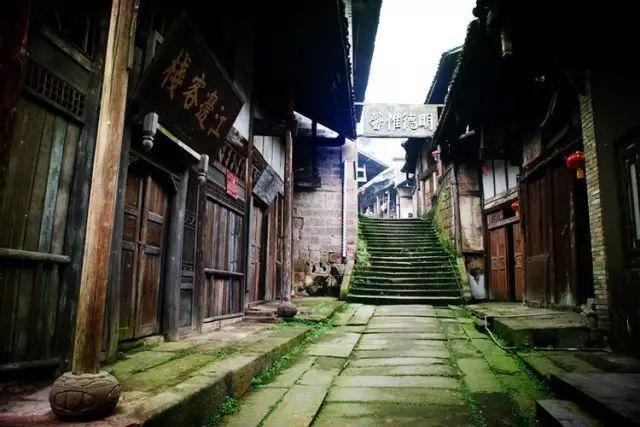 辽宁新星张峻豪,被血布直接“铲倒”受伤,慢镜头回看很危险